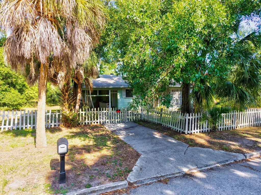 1208 28th Street W Bradenton FL 34205