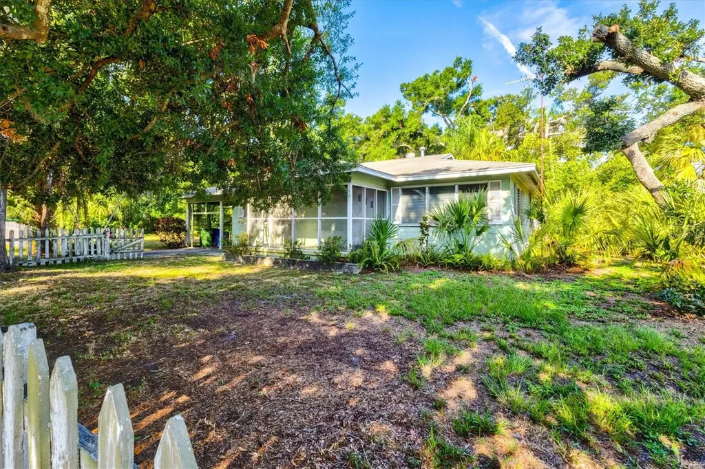 1208 28th Street W Bradenton FL 34205