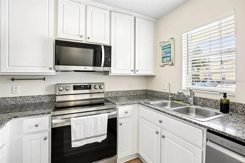 3853 Island Way St Petersburg FL 33705