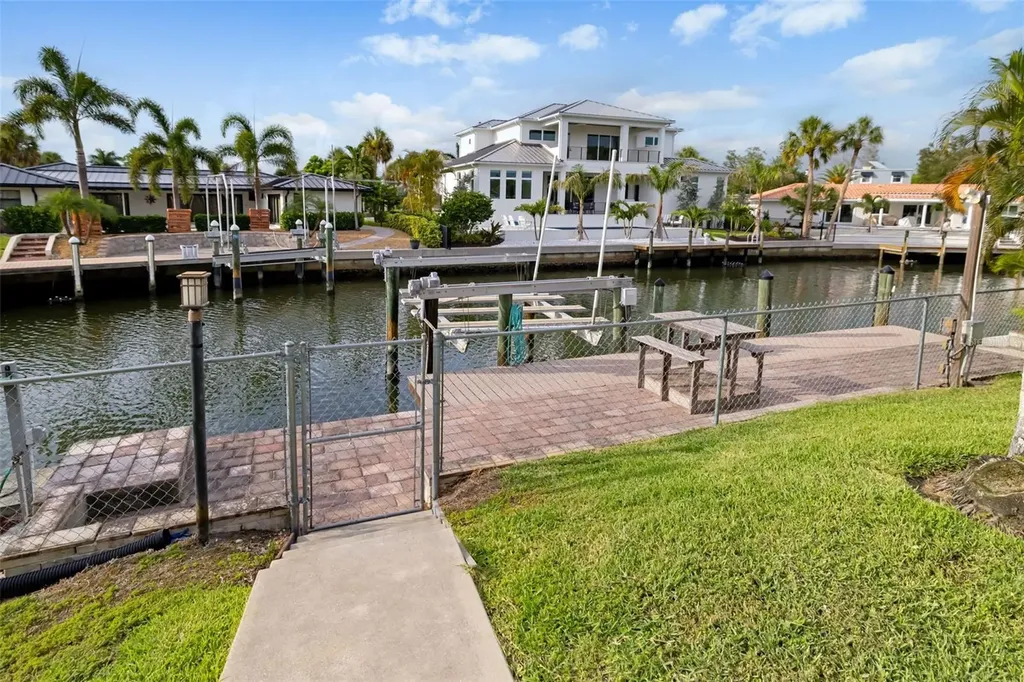 565 Commonwealth Place Sarasota FL 34242