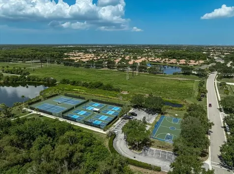 915 Fairwaycove Lane Bradenton FL 34212