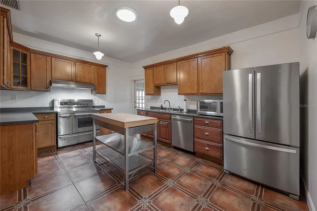 5207 N Suwanee Avenue Tampa FL 33603