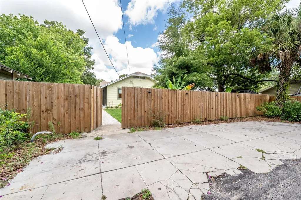 5207 N Suwanee Avenue Tampa FL 33603