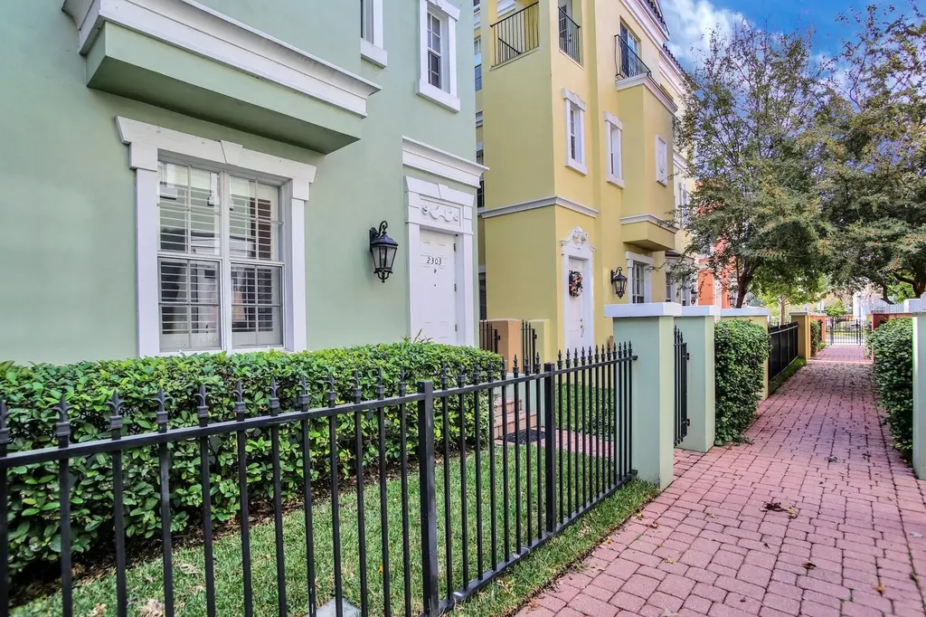 2303 Kensington Garden Lane Tampa FL 33609