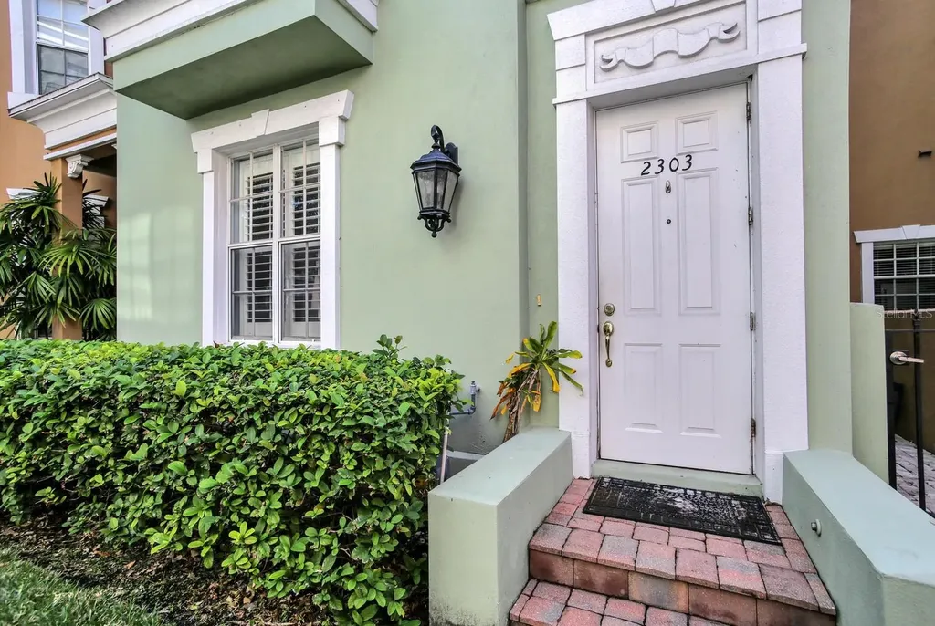 2303 Kensington Garden Lane Tampa FL 33609
