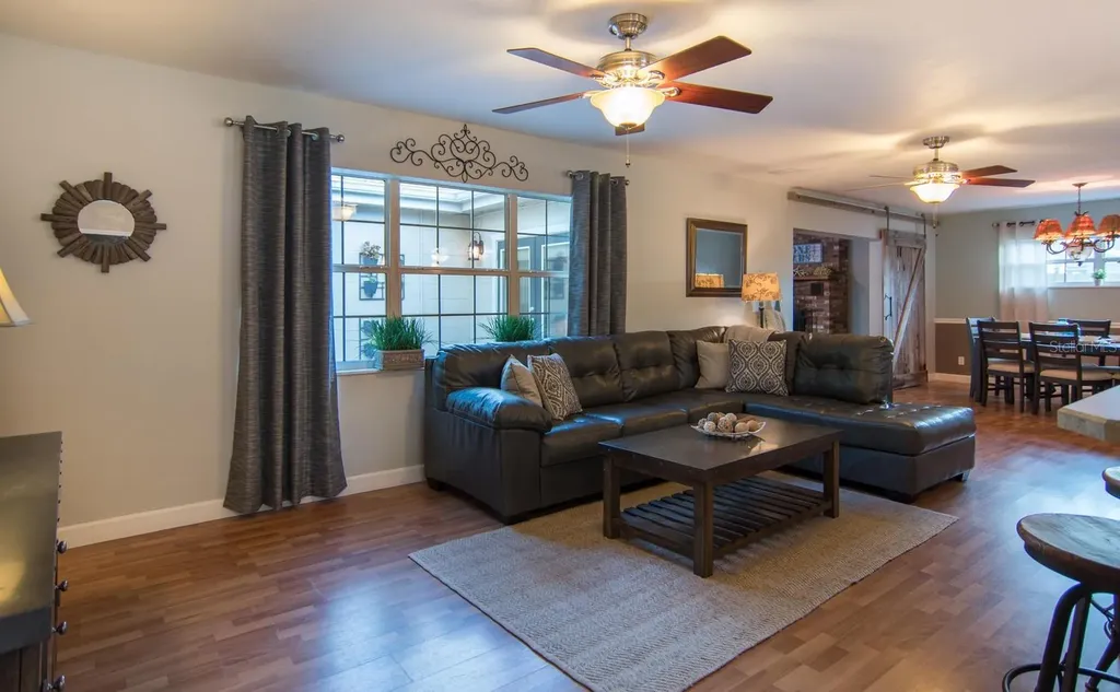 528 59th Way S St Petersburg FL 33707