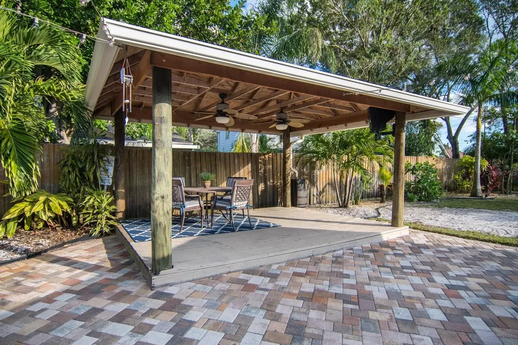 528 59th Way S St Petersburg FL 33707