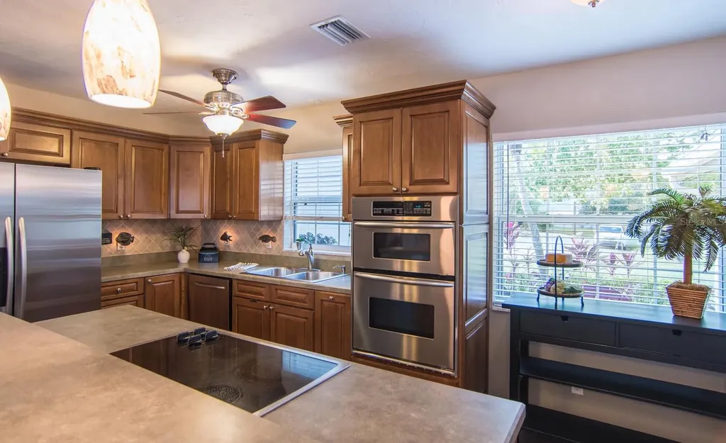 528 59th Way S St Petersburg FL 33707