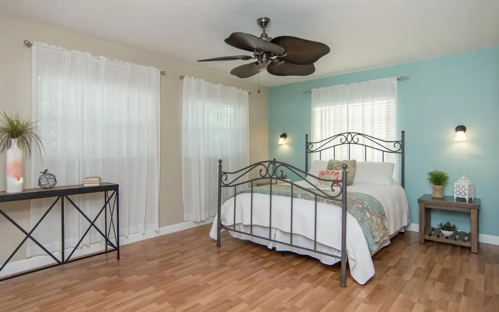 528 59th Way S St Petersburg FL 33707