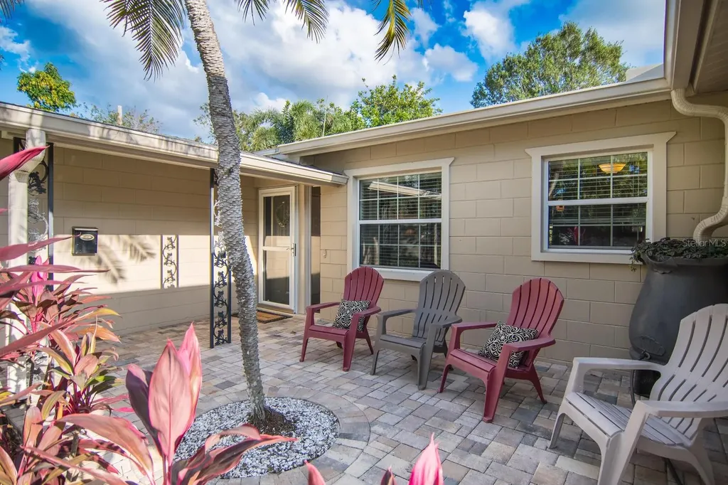 528 59th Way S St Petersburg FL 33707
