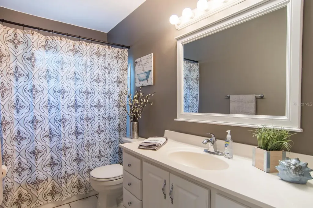 528 59th Way S St Petersburg FL 33707