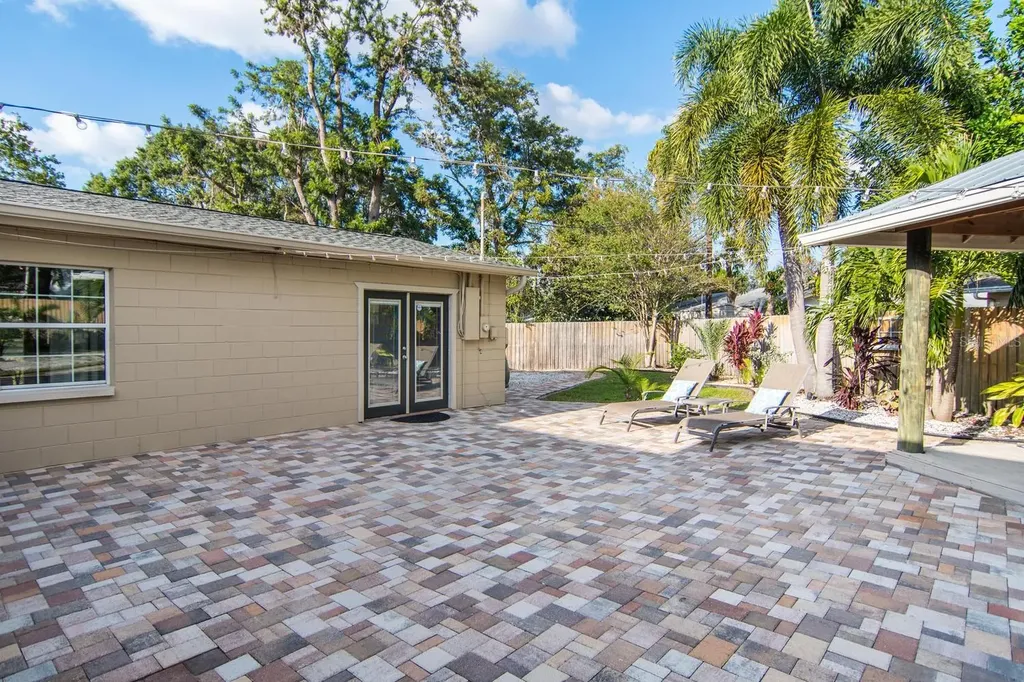 528 59th Way S St Petersburg FL 33707