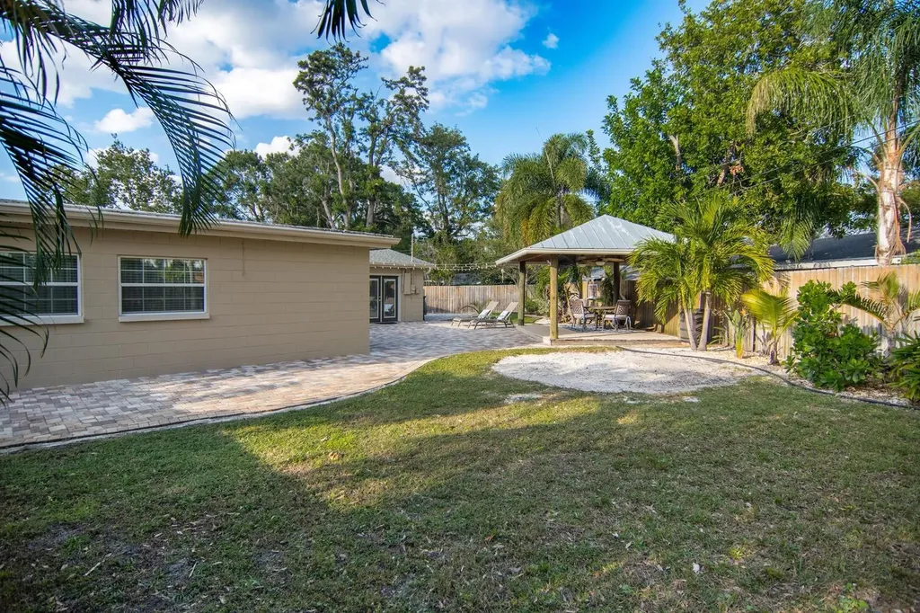 528 59th Way S St Petersburg FL 33707