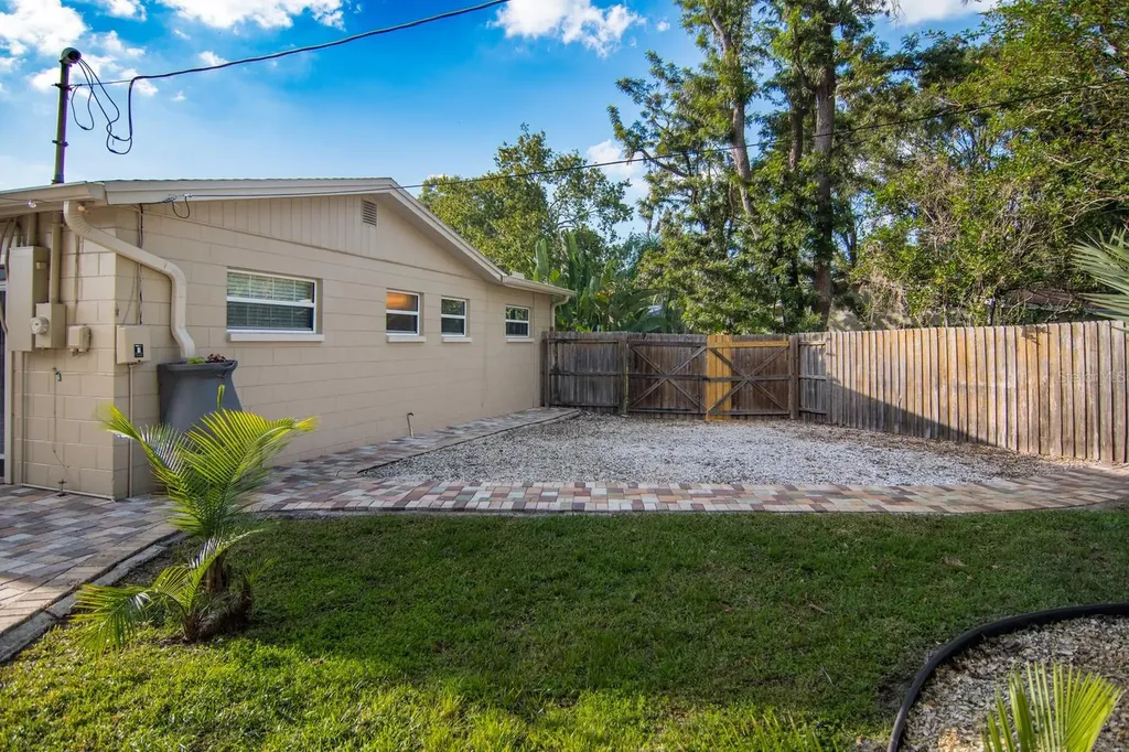 528 59th Way S St Petersburg FL 33707