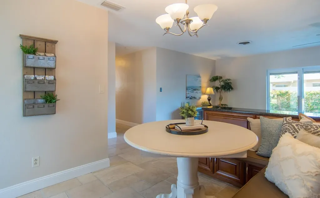 542 59th Way S St Petersburg FL 33707