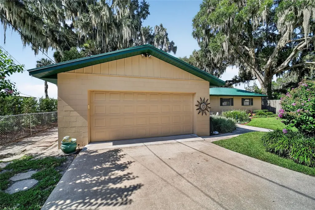 13200 E Highway 25 Ocklawaha FL 32179