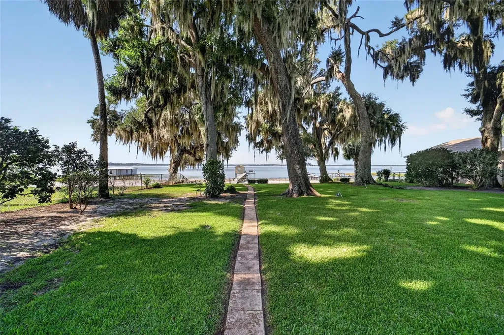 13200 E Highway 25 Ocklawaha FL 32179