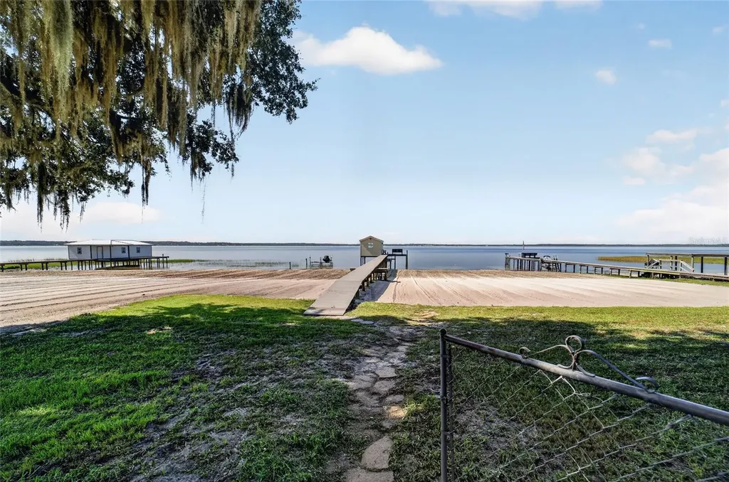 13200 E Highway 25 Ocklawaha FL 32179