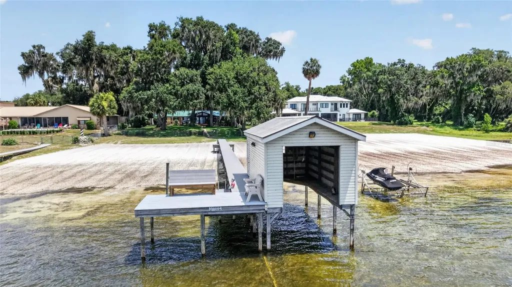 13200 E Highway 25 Ocklawaha FL 32179