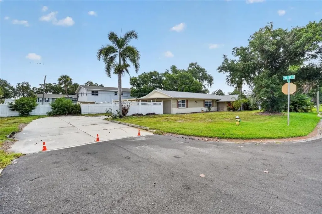 6999 16th Avenue N St Petersburg FL 33710