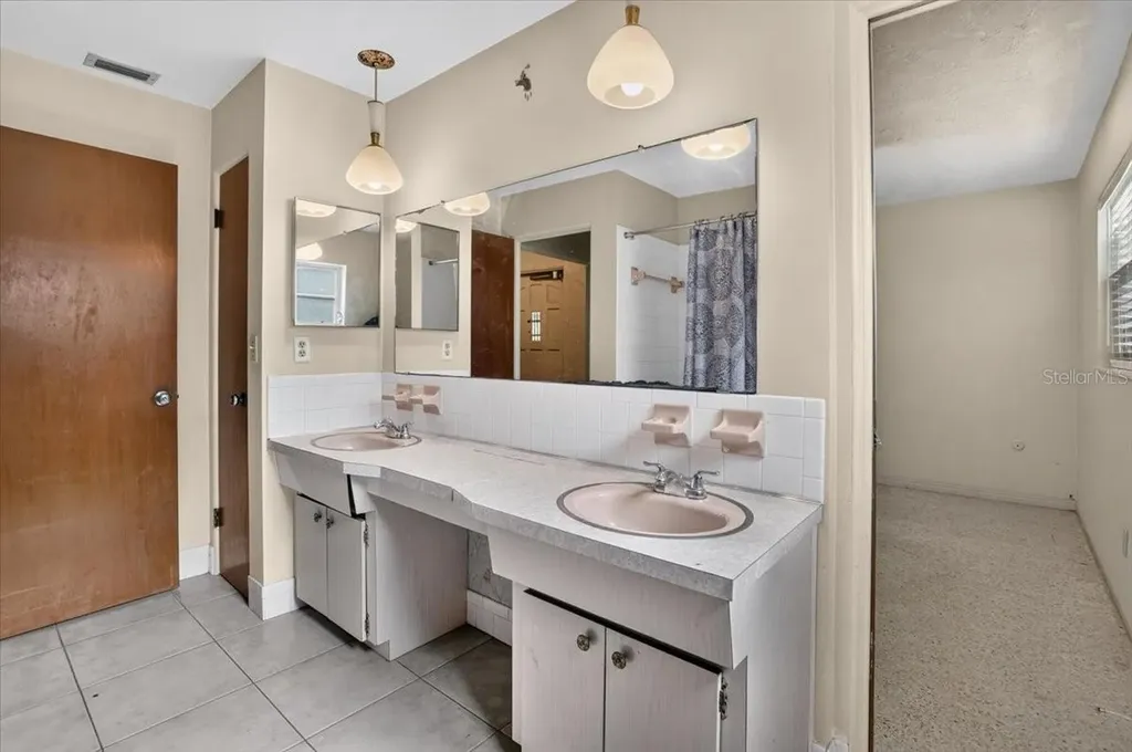 6999 16th Avenue N St Petersburg FL 33710
