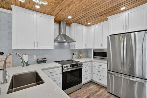 18 Seaside Court Holmes Beach FL 34217