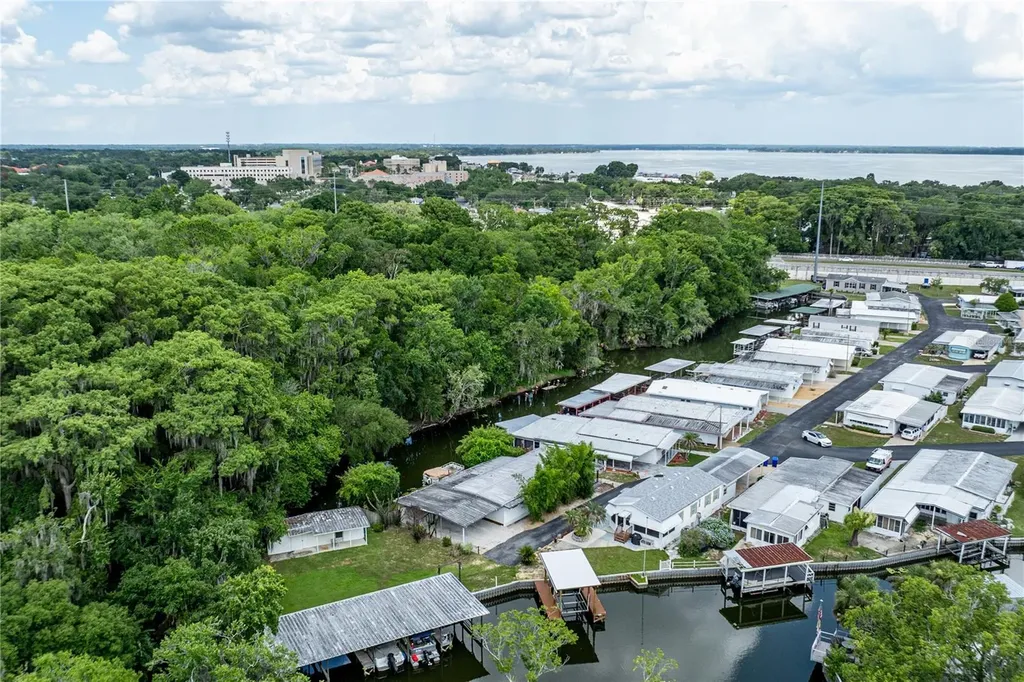 1136 Rue De Dore Tavares FL 32778