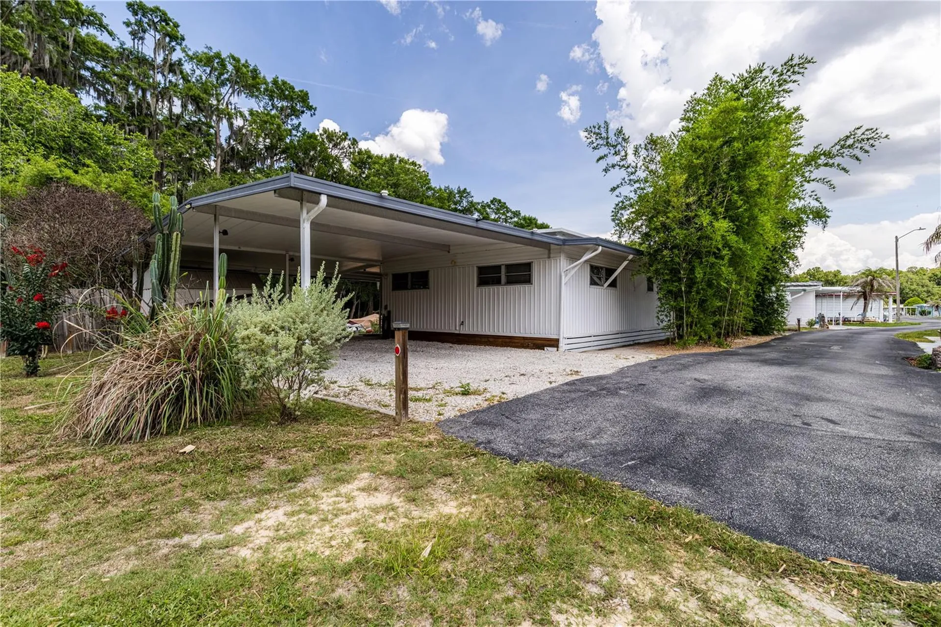 1136 Rue De Dore Tavares FL 32778