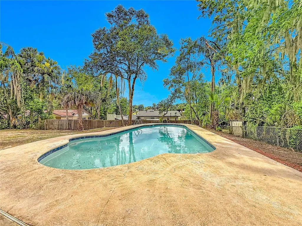 516 S Exeter Street Eustis FL 32726