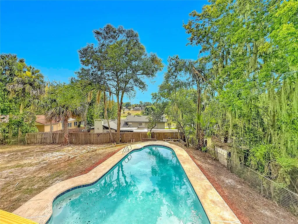 516 S Exeter Street Eustis FL 32726