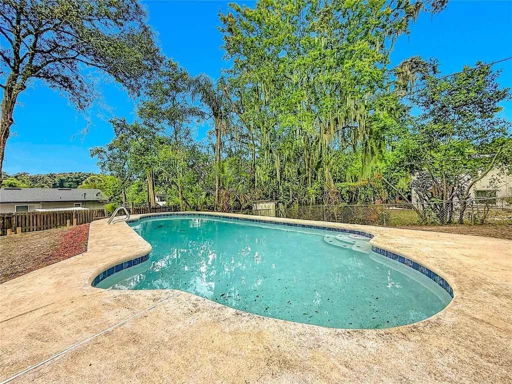 516 S Exeter Street Eustis FL 32726