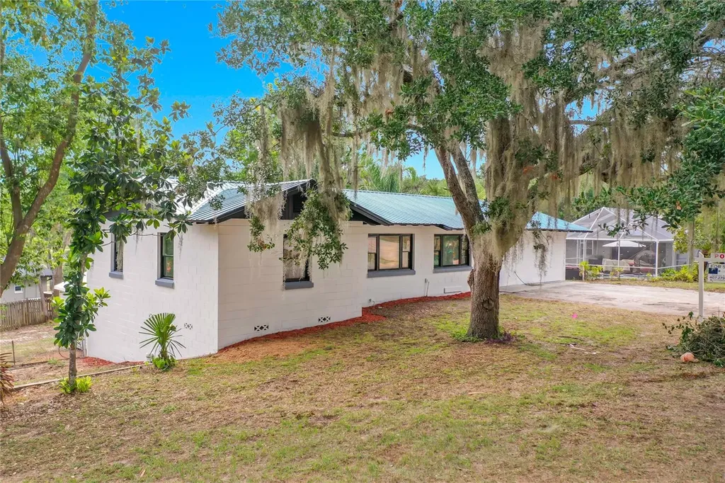 516 S Exeter Street Eustis FL 32726