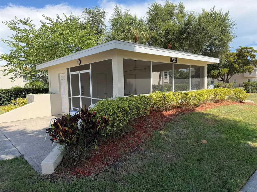 7153 W Country Club Dr N Sarasota FL 34243