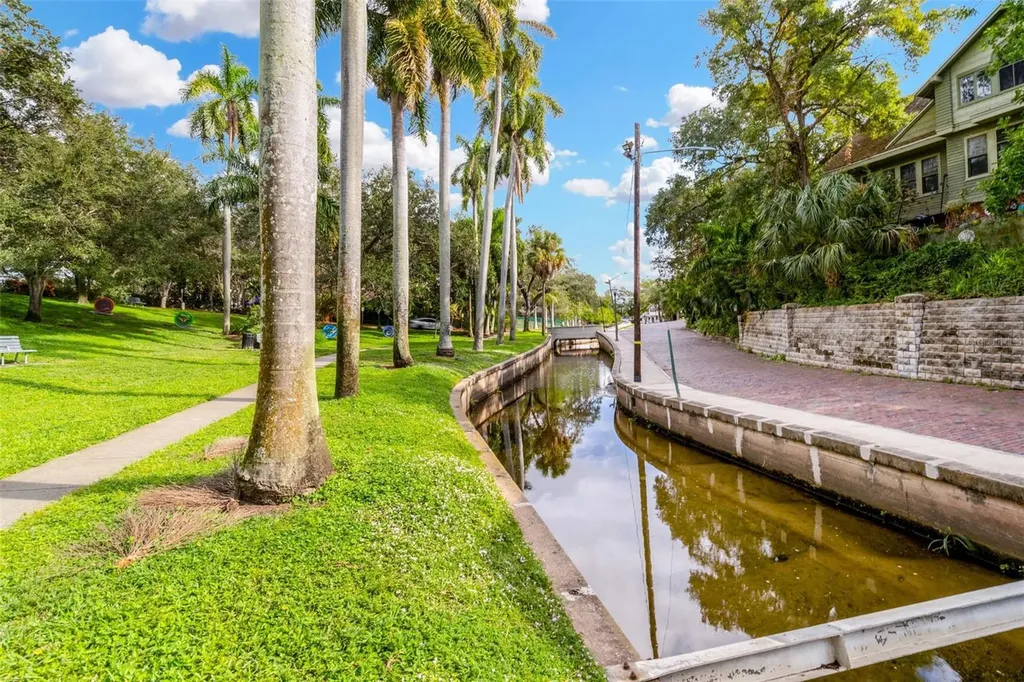 826 11th Avenue S St Petersburg FL 33701