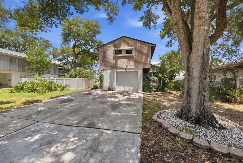 111 69th Avenue N St Petersburg FL 33702
