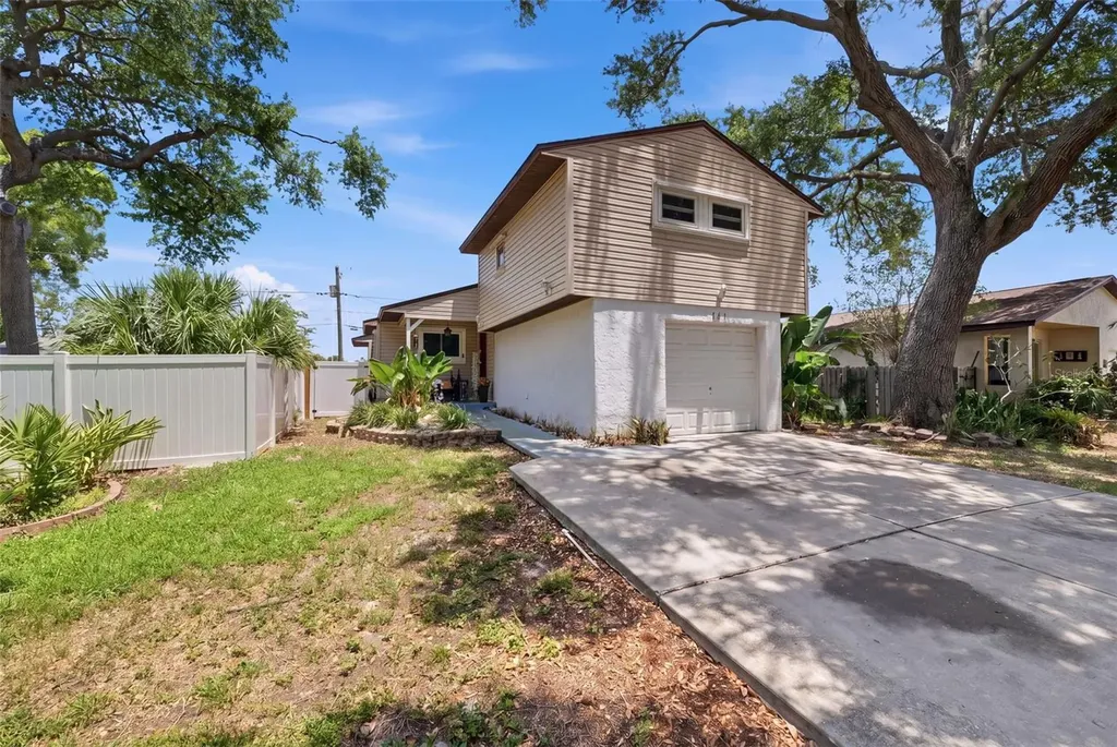 111 69th Avenue N St Petersburg FL 33702