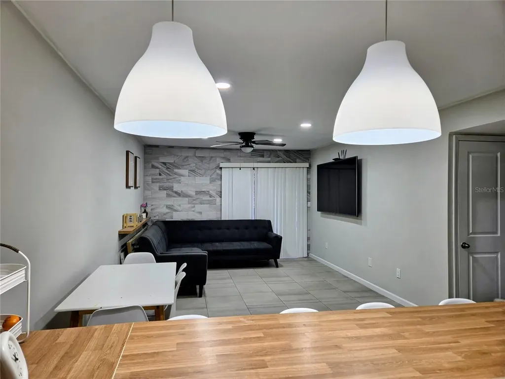 2850 N Powers Drive Orlando FL 32818