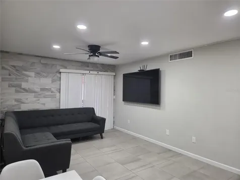 2850 N Powers Drive Orlando FL 32818