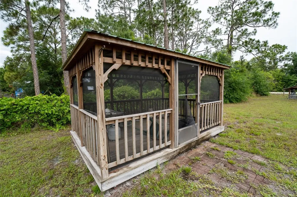 1809 E Holiday Drive Lorida FL 33857