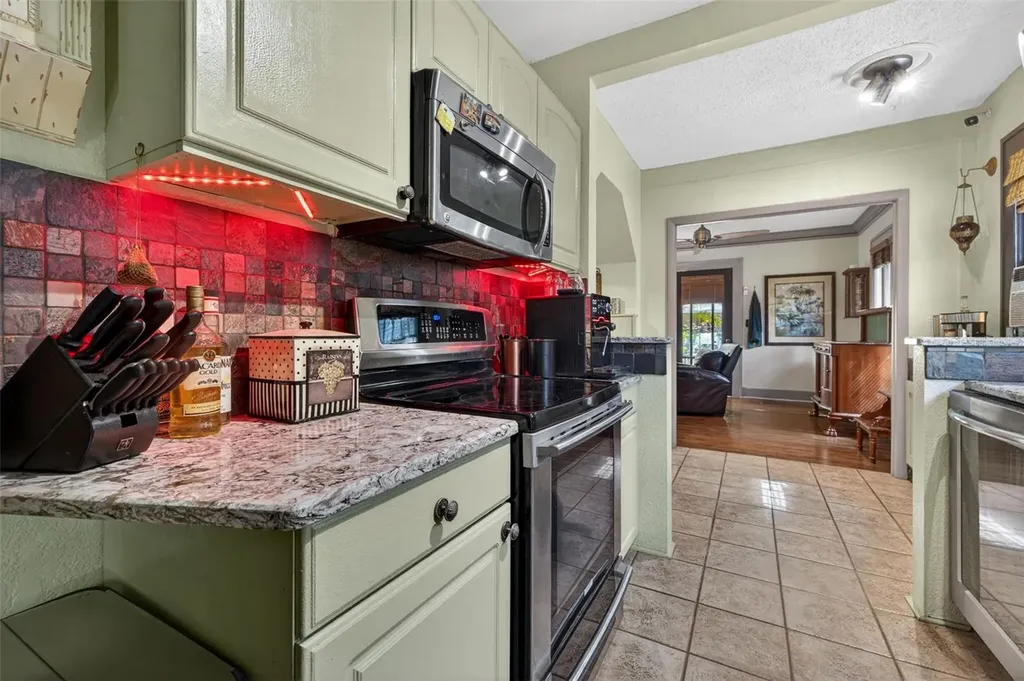 652 8th Avenue N St Petersburg FL 33701