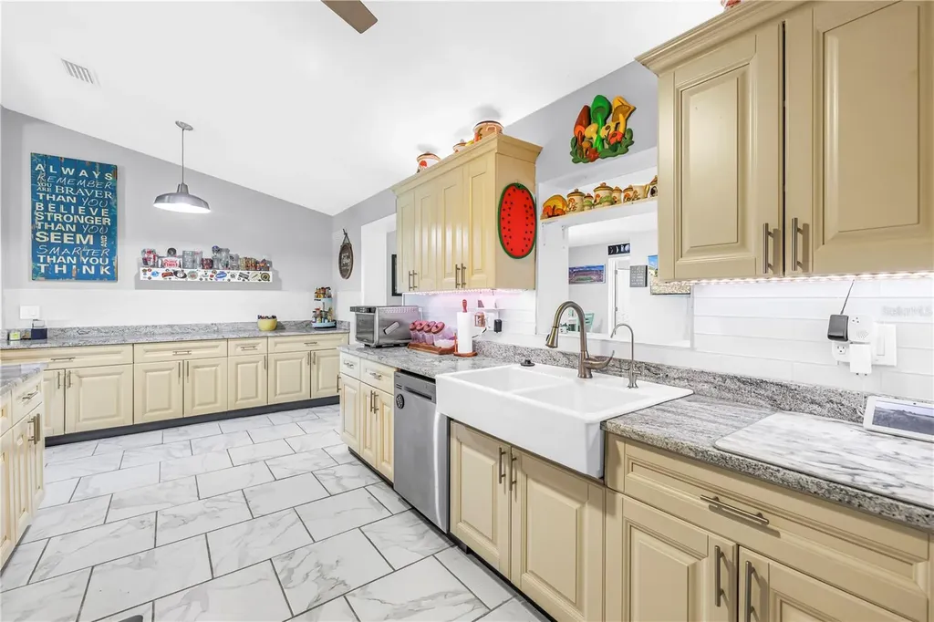 687 Jasmine Way S St Petersburg FL 33705