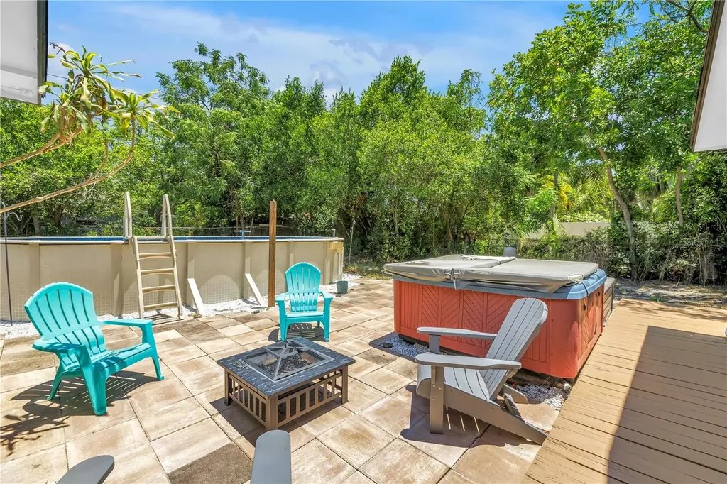 687 Jasmine Way S St Petersburg FL 33705