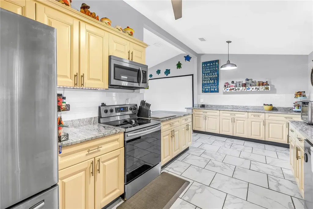 687 Jasmine Way S St Petersburg FL 33705