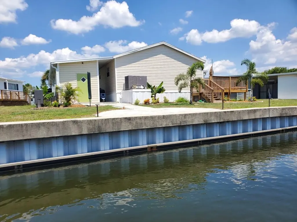 122 W Saint Annes Circle Apollo Beach FL 33572