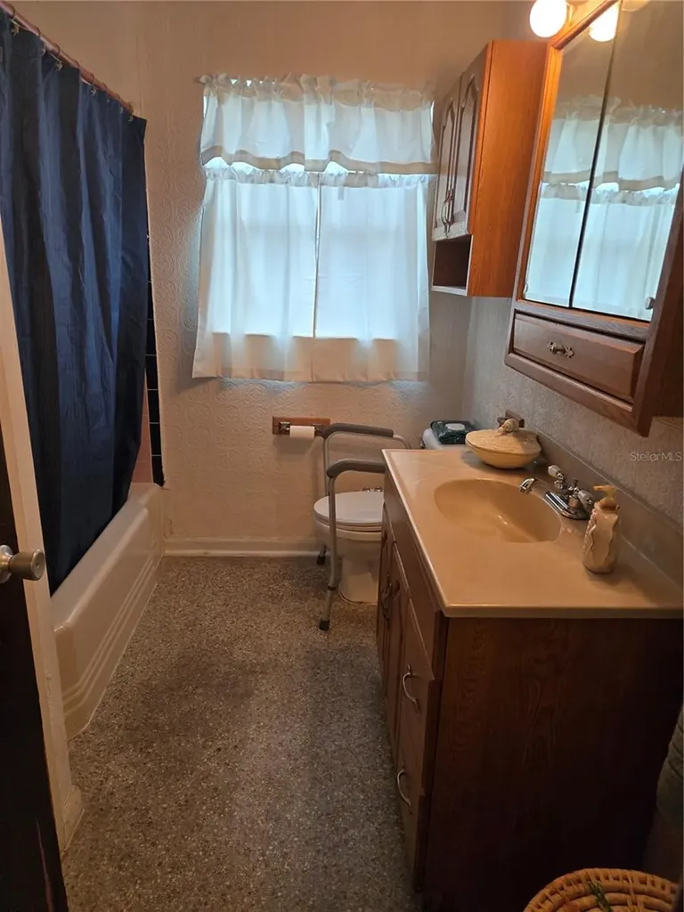2304 W Woodlawn Avenue Tampa FL 33618