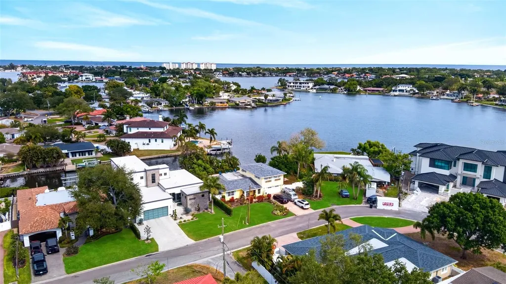 874 Placido Way NE St Petersburg FL 33704