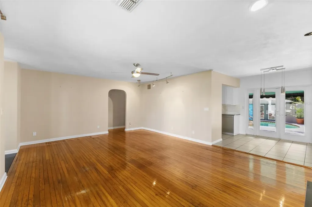 135 Aranda Street NE St Petersburg FL 33704
