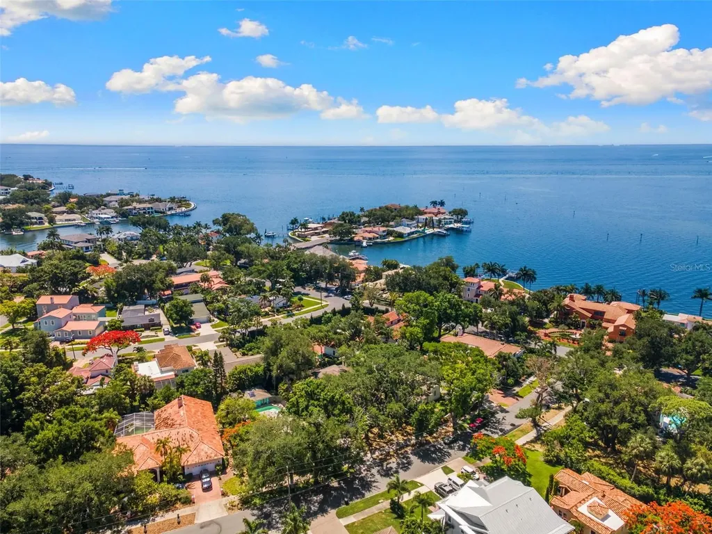 135 Aranda Street NE St Petersburg FL 33704