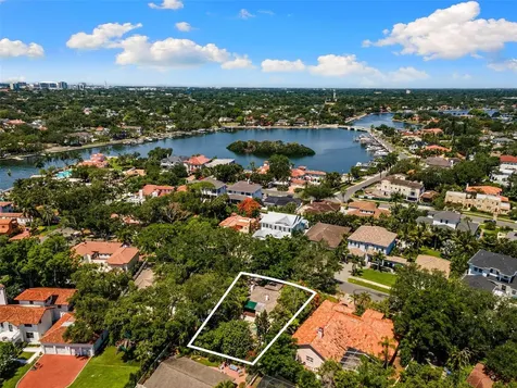 135 Aranda Street NE St Petersburg FL 33704