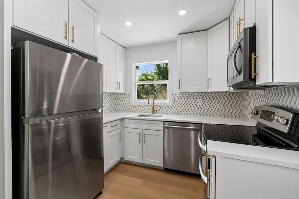 517 Hampton Avenue NE St Petersburg FL 33703